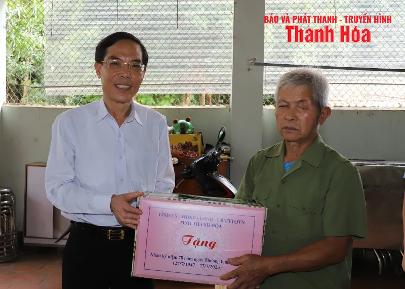 Phó Chủ tịch UBND tỉnh Đầu Thanh Tùng viếng nghĩa trang liệt sỹ và thăm, tặng quà gia đình chính sách