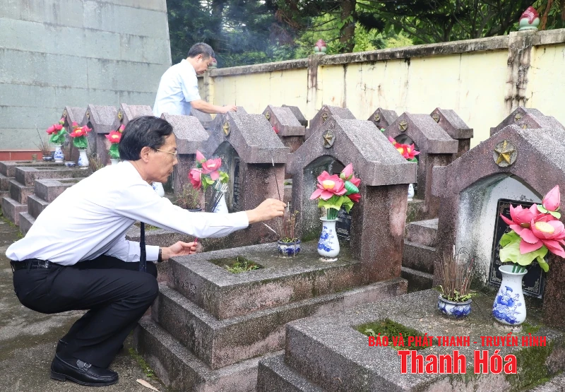 Phó Chủ tịch UBND tỉnh Đầu Thanh Tùng viếng nghĩa trang liệt sỹ và thăm, tặng quà gia đình chính sách