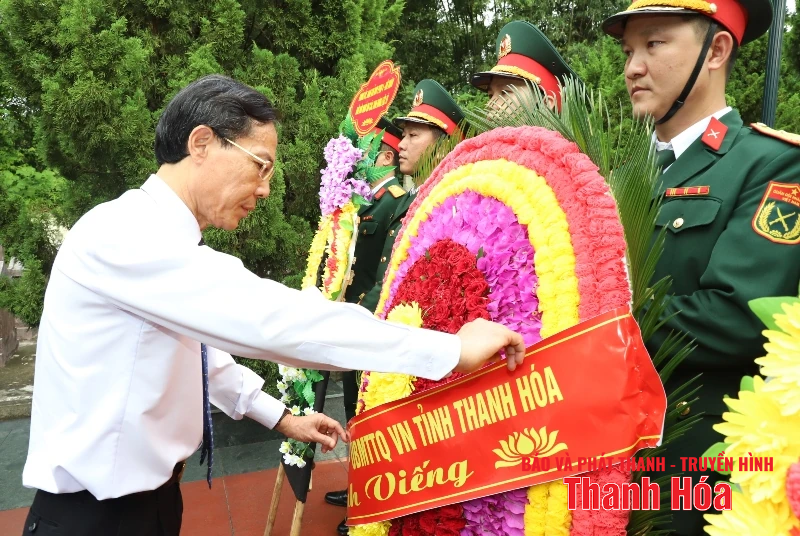 Phó Chủ tịch UBND tỉnh Đầu Thanh Tùng viếng nghĩa trang liệt sỹ và thăm, tặng quà gia đình chính sách