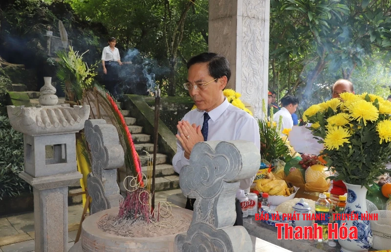 Phó Chủ tịch UBND tỉnh Đầu Thanh Tùng viếng nghĩa trang liệt sỹ và thăm, tặng quà gia đình chính sách