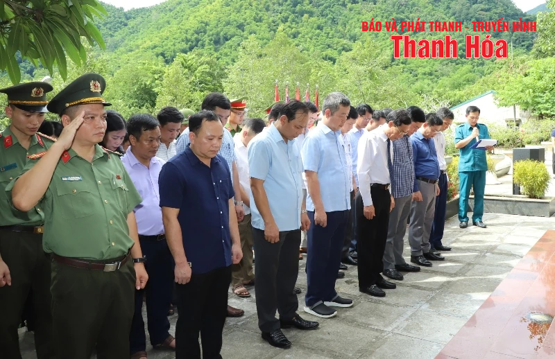Phó Chủ tịch UBND tỉnh Đầu Thanh Tùng viếng nghĩa trang liệt sỹ và thăm, tặng quà gia đình chính sách