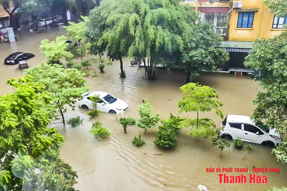 Sau bão số 3, người dân lội bì bõm, nhiều ô tô chìm trong nước ngập