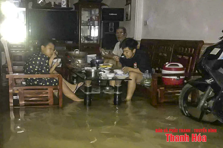 Sau bão số 3, người dân lội bì bõm, nhiều ô tô chìm trong nước ngập