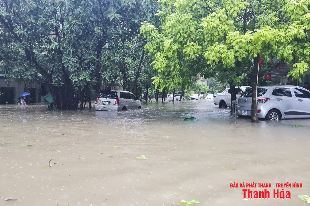 Sau bão số 3, người dân lội bì bõm, nhiều ô tô chìm trong nước ngập