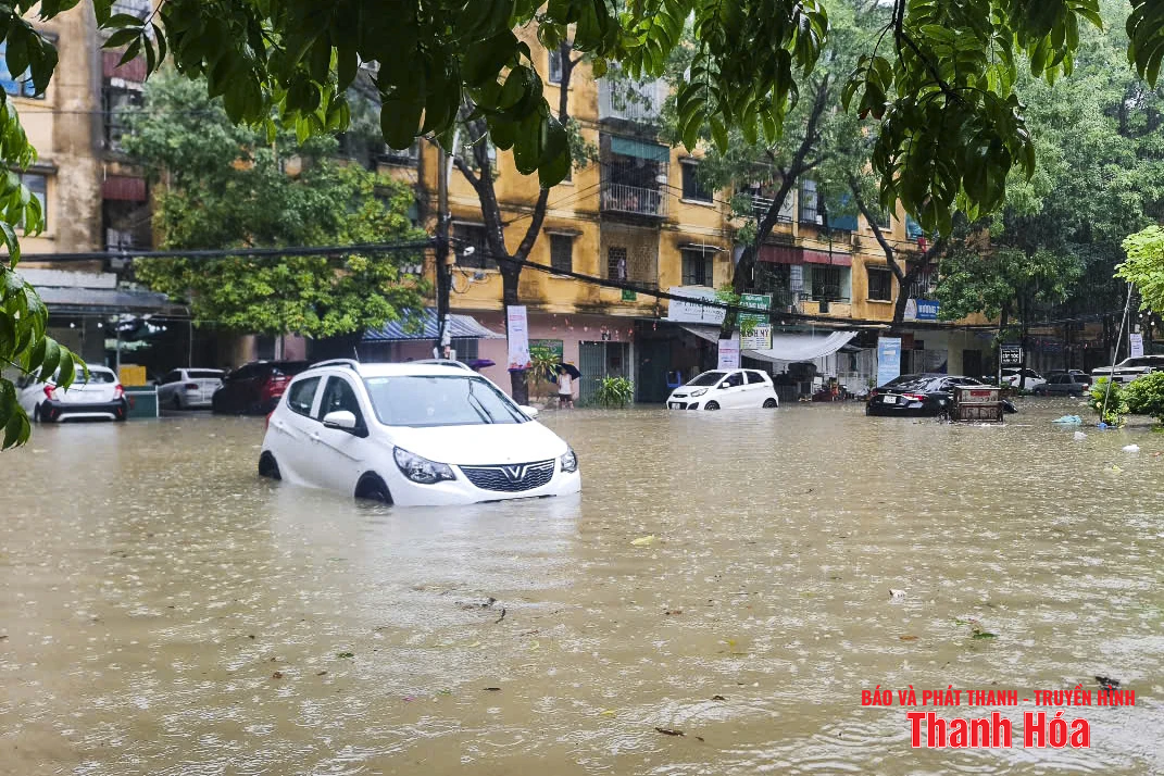 Sau bão số 3, người dân lội bì bõm, nhiều ô tô chìm trong nước ngập