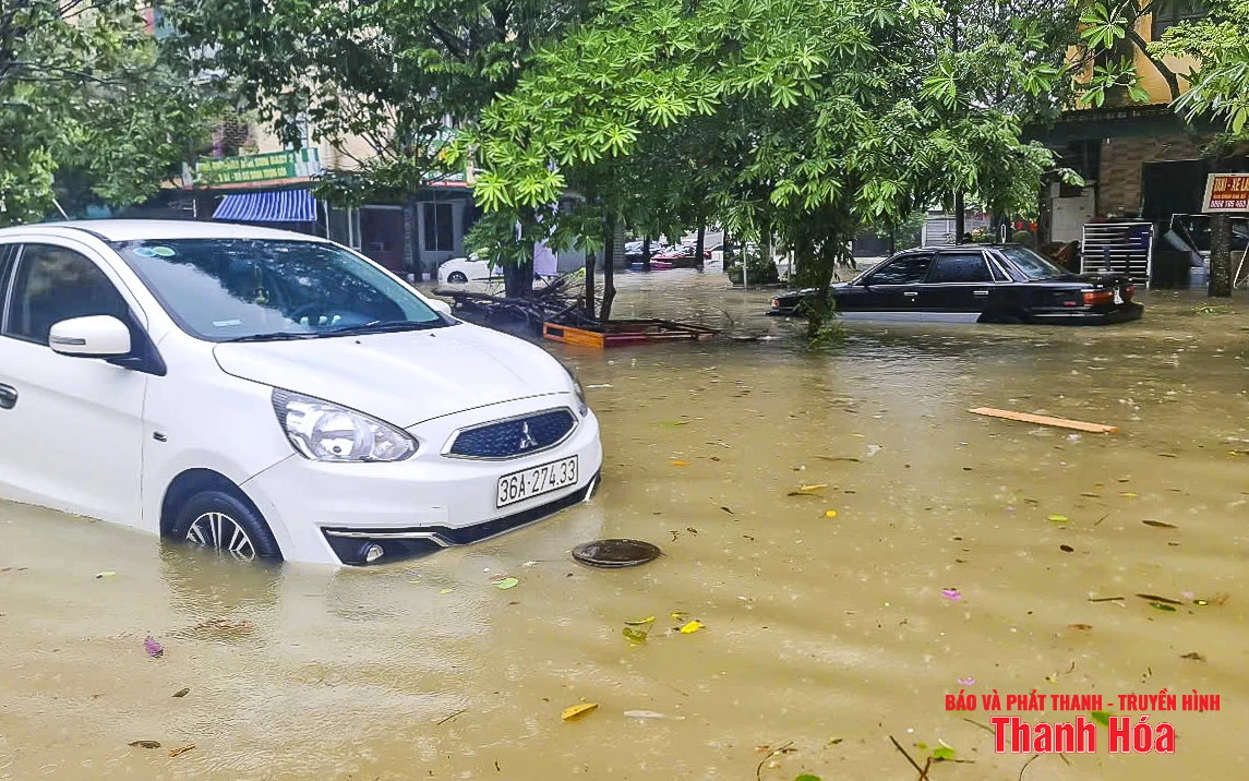 Sau bão số 3, người dân lội bì bõm, nhiều ô tô chìm trong nước ngập