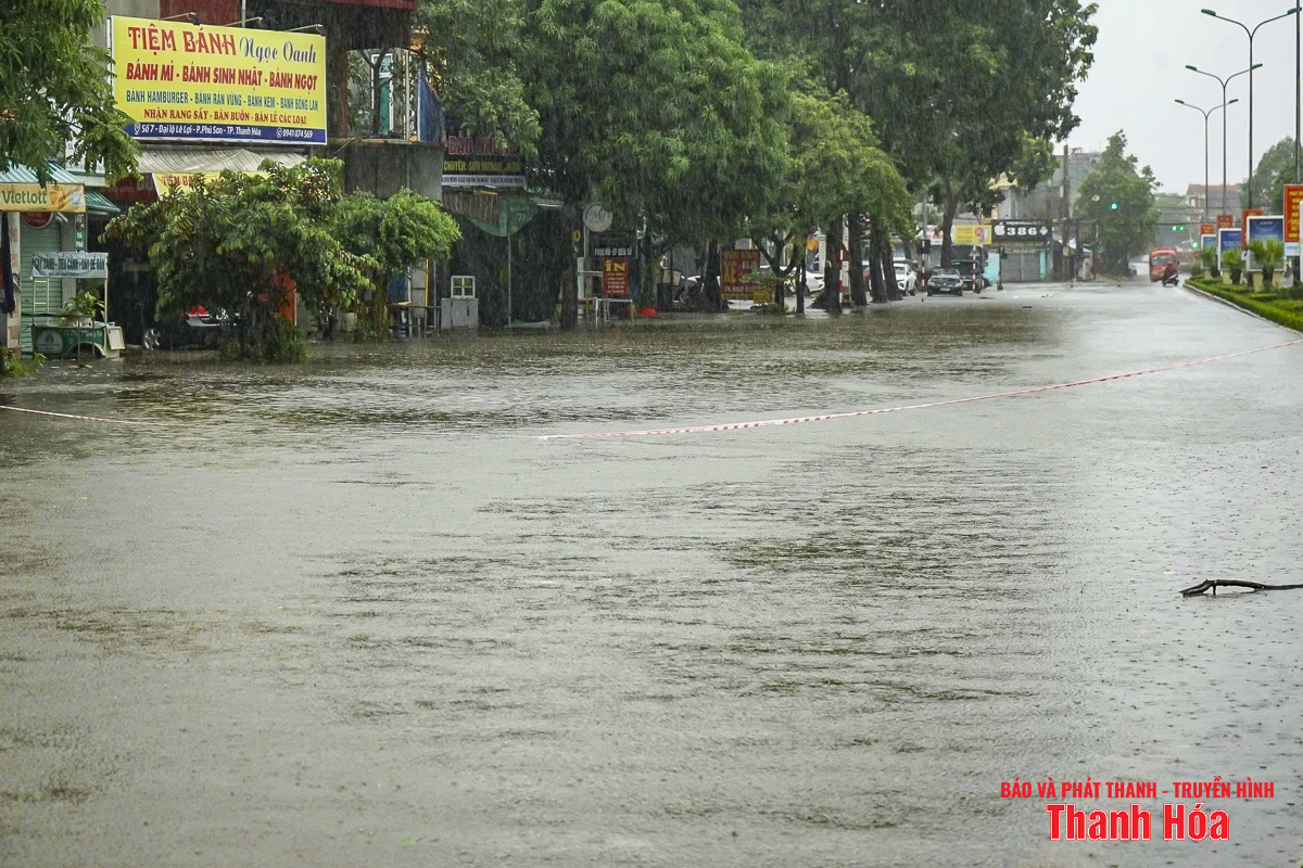 Sau bão số 3, người dân lội bì bõm, nhiều ô tô chìm trong nước ngập