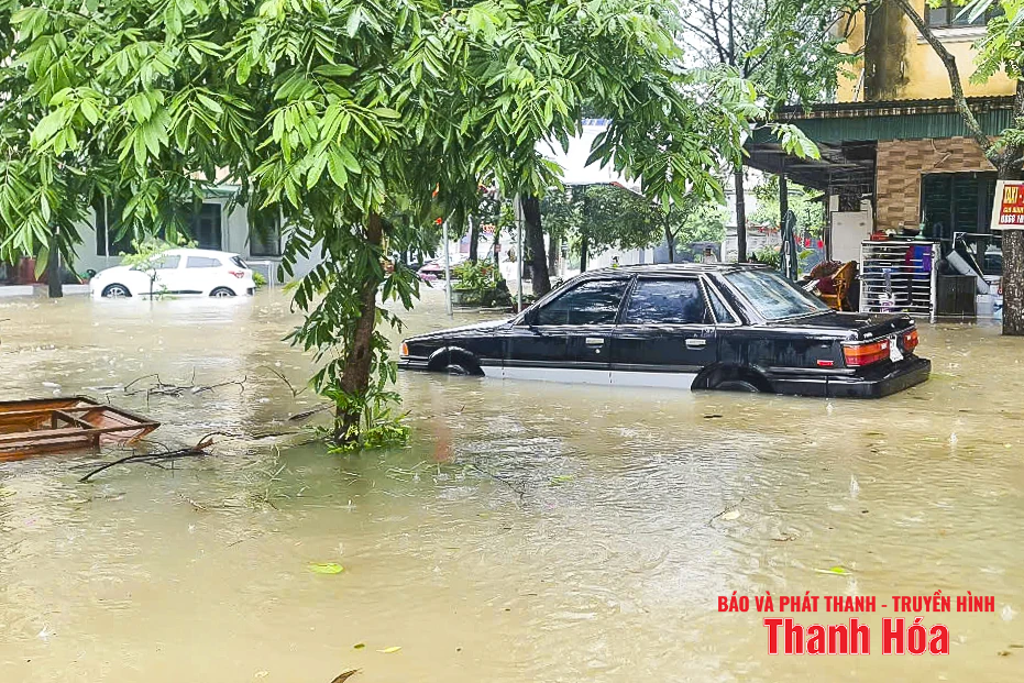 Sau bão số 3, người dân lội bì bõm, nhiều ô tô chìm trong nước ngập