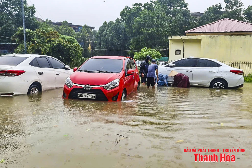 Sau bão số 3, người dân lội bì bõm, nhiều ô tô chìm trong nước ngập
