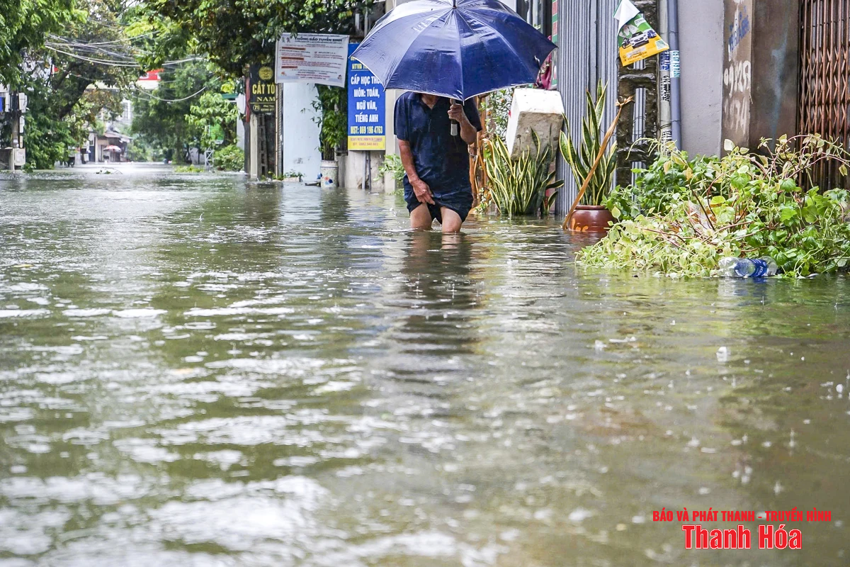 Sau bão số 3, người dân lội bì bõm, nhiều ô tô chìm trong nước ngập