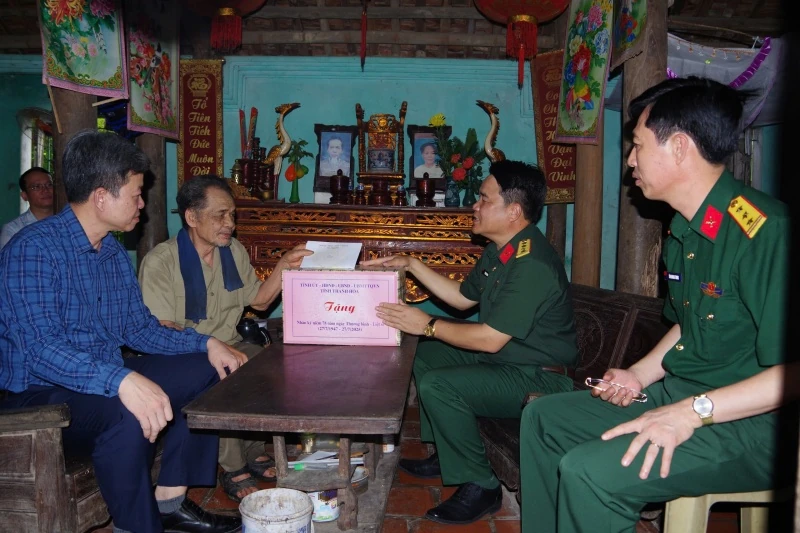 Chỉ huy trưởng Bộ CHQS tỉnh thăm, tặng quà các thương binh và gia đình chính sách