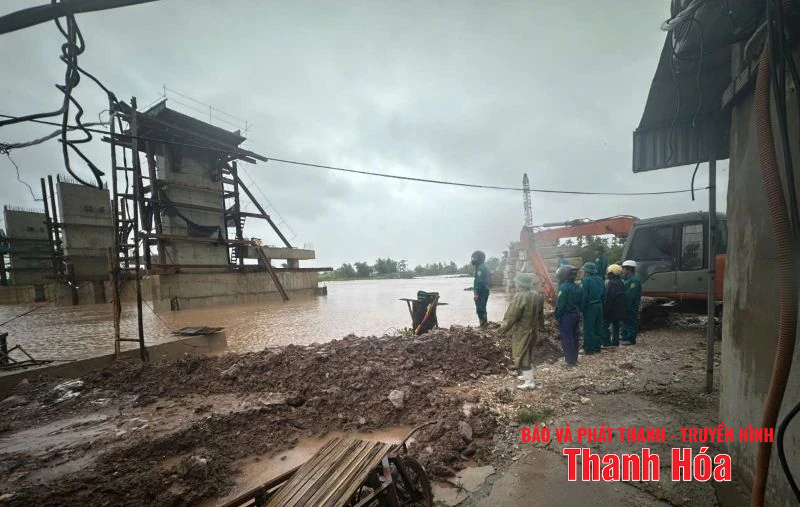 Các địa phương vùng biển Bắc Thanh Hóa: Linh hoạt tiêu úng, bảo vệ sản xuất sau khi bão đổ bộ