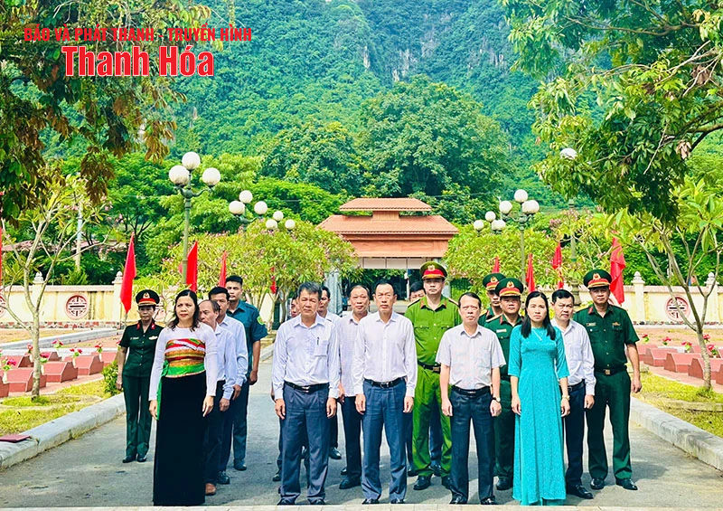 Giám đốc Sở Tài chính Lê Quang Hùng thăm, tặng quà các gia đình chính sách tại xã Ngọc Lặc