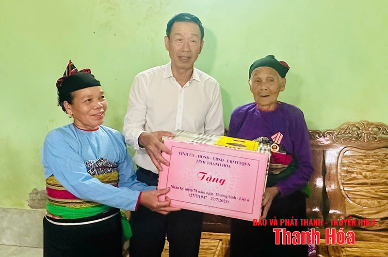 Giám đốc Sở Tài chính Lê Quang Hùng thăm, tặng quà các gia đình chính sách tại xã Ngọc Lặc