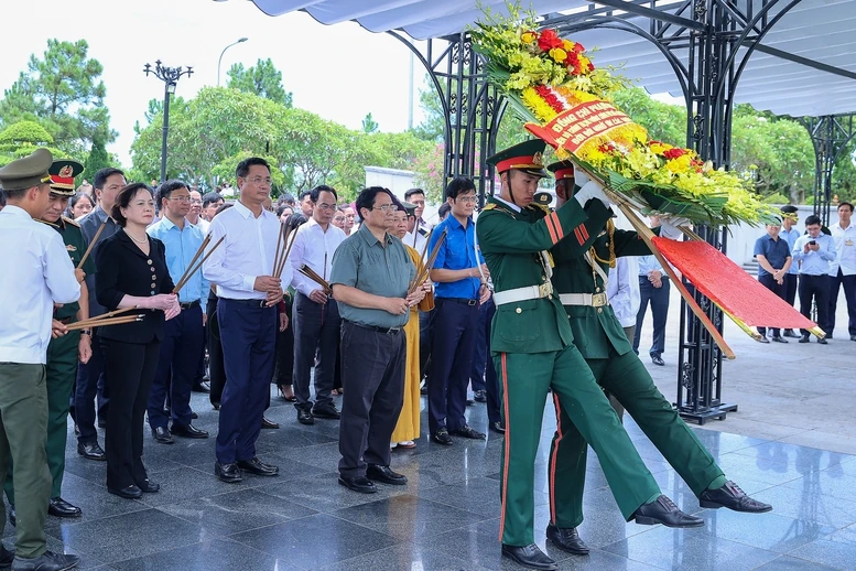 Thủ tướng thăm Mẹ Việt Nam anh hùng, dâng hương tại Thành cổ Quảng Trị và Nghĩa trang Đường 9