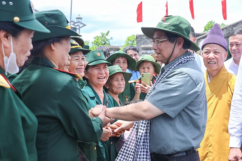 Thủ tướng thăm Mẹ Việt Nam anh hùng, dâng hương tại Thành cổ Quảng Trị và Nghĩa trang Đường 9