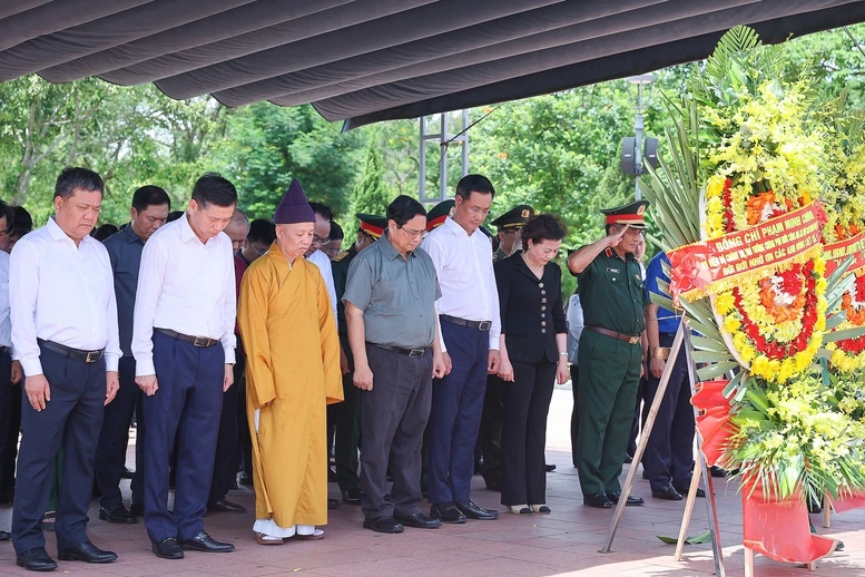 Thủ tướng thăm Mẹ Việt Nam anh hùng, dâng hương tại Thành cổ Quảng Trị và Nghĩa trang Đường 9