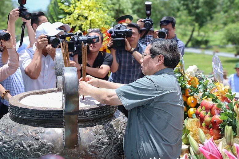 Thủ tướng thăm Mẹ Việt Nam anh hùng, dâng hương tại Thành cổ Quảng Trị và Nghĩa trang Đường 9