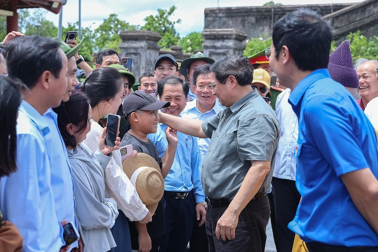 Thủ tướng thăm Mẹ Việt Nam anh hùng, dâng hương tại Thành cổ Quảng Trị và Nghĩa trang Đường 9