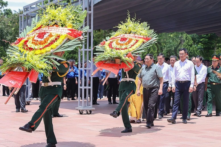 Thủ tướng thăm Mẹ Việt Nam anh hùng, dâng hương tại Thành cổ Quảng Trị và Nghĩa trang Đường 9