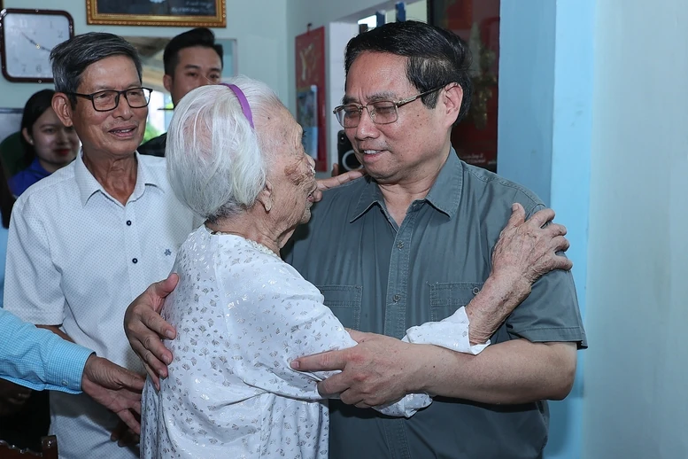 Thủ tướng thăm Mẹ Việt Nam anh hùng, dâng hương tại Thành cổ Quảng Trị và Nghĩa trang Đường 9