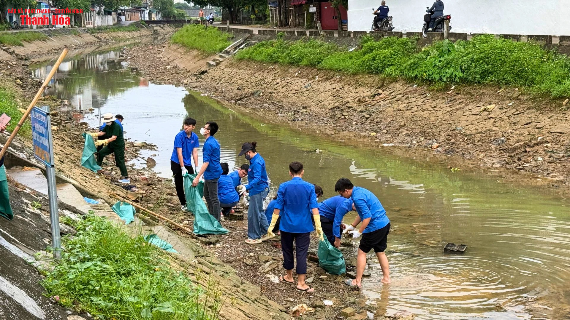 Phường Hạc Thành ra quân làm vệ sinh môi trường tại kênh Bắc