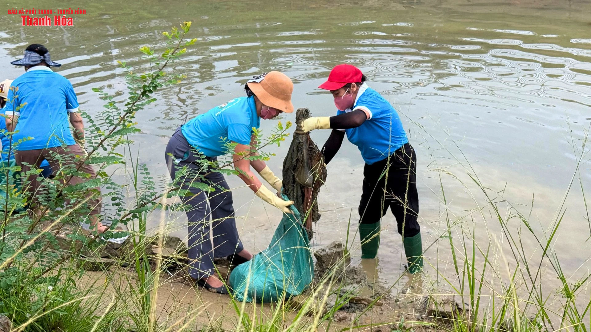 Phường Hạc Thành ra quân làm vệ sinh môi trường tại kênh Bắc