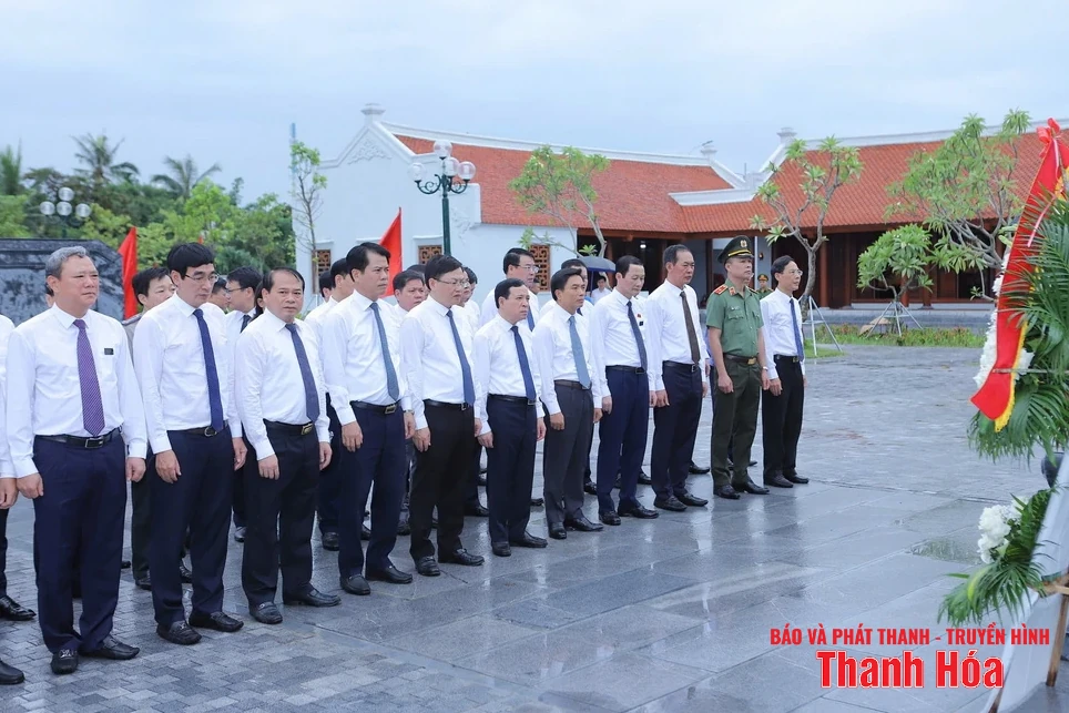 Đoàn đại biểu tỉnh dâng hoa, dâng hương Chủ tịch Hồ Chí Minh, Mẹ Việt Nam Anh hùng và các Anh hùng liệt sỹ nhân Ngày Thương binh - Liệt sỹ