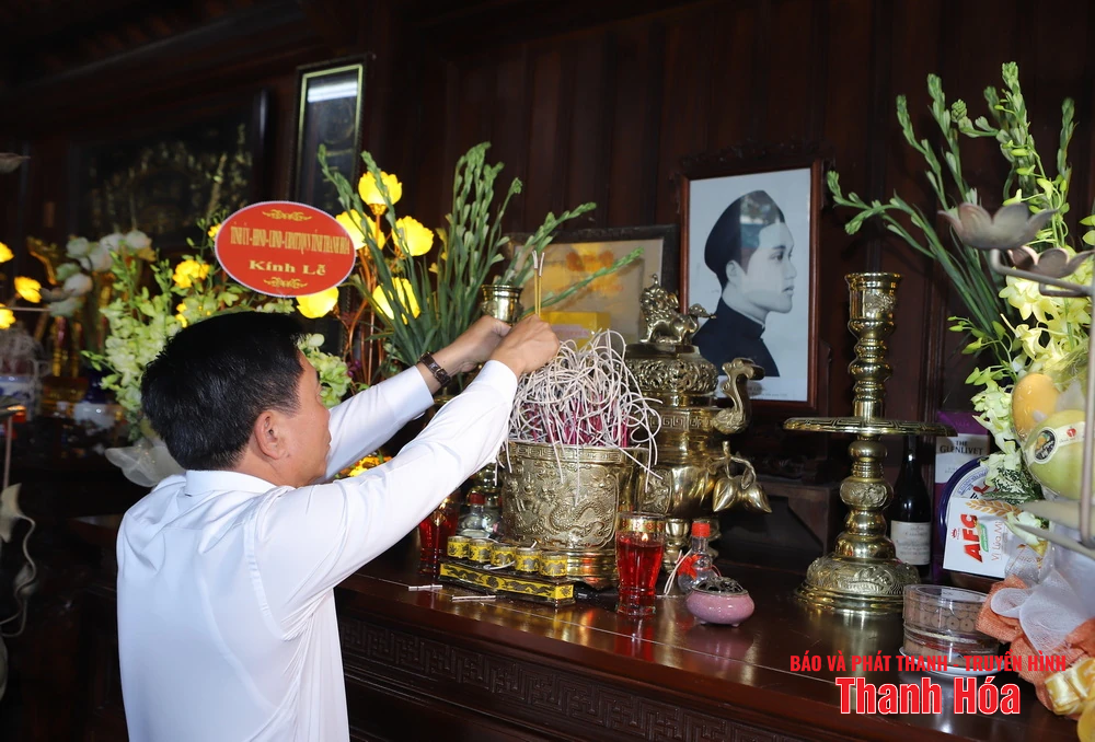 Bí thư Tỉnh ủy Nguyễn Doãn Anh dẫn đầu Đoàn đại biểu tỉnh Thanh Hóa dâng hương tại Khu di tích lịch sử cách mạng Hàm Hạ