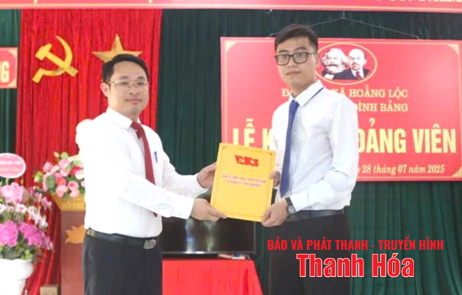 Đảng bộ xã Hoằng Lộc kết nạp đảng viên mới