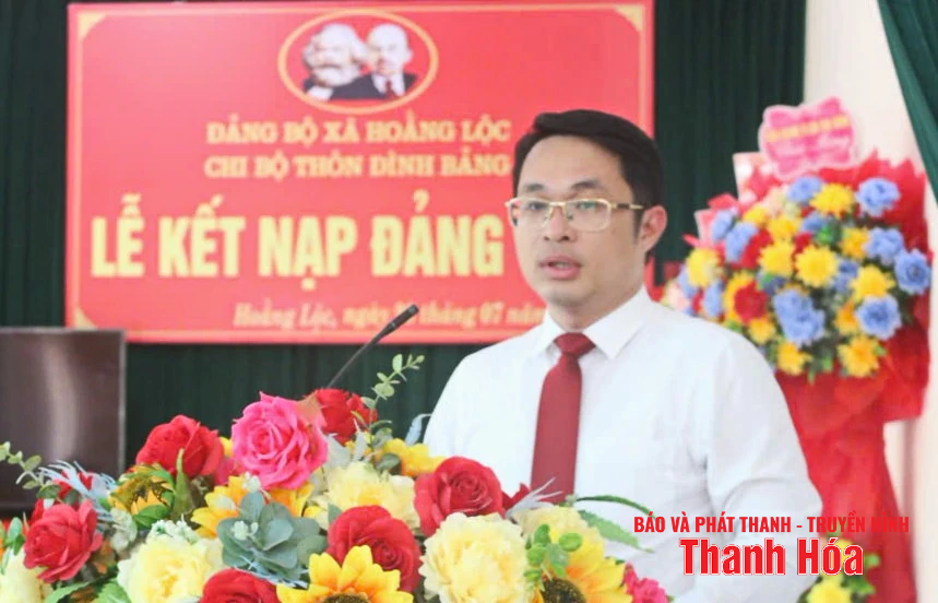 Đảng bộ xã Hoằng Lộc kết nạp đảng viên mới