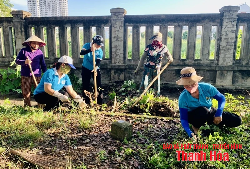 Phường Hạc Thành ra quân tổng dọn vệ sinh môi trường