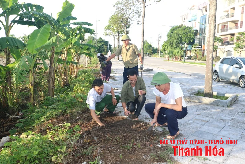 Phường Hạc Thành ra quân tổng dọn vệ sinh môi trường