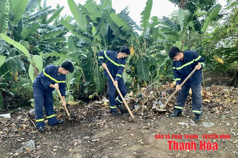 Phường Hạc Thành ra quân tổng dọn vệ sinh môi trường