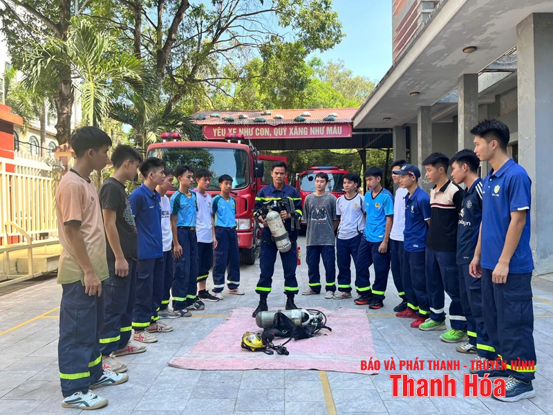 Kỷ niệm 80 năm Ngày truyền thống Công an Nhân dân Việt Nam (19/8/1945 - 19/8/2025) và 20 năm Ngày hội toàn dân bảo vệ an ninh Tổ quốc (19/8/2005 - 19/8/2025): Vì nước quên thân, vì dân phục vụ