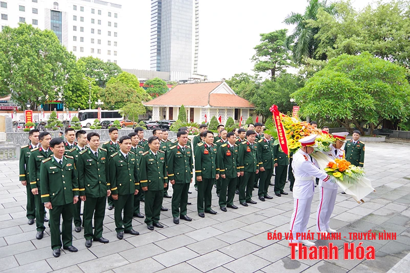 Đoàn đại biểu Đảng bộ Quân sự tỉnh dâng hương, báo công với Chủ tịch Hồ Chí Minh