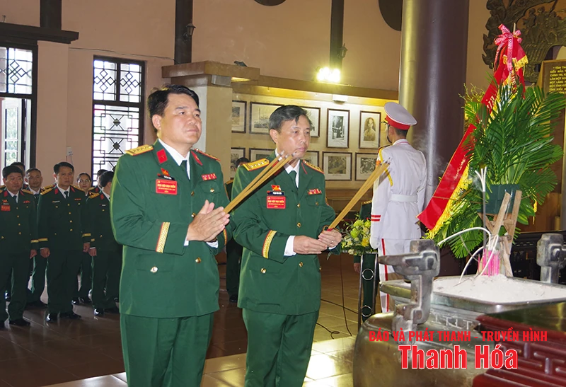Đoàn đại biểu Đảng bộ Quân sự tỉnh dâng hương, báo công với Chủ tịch Hồ Chí Minh