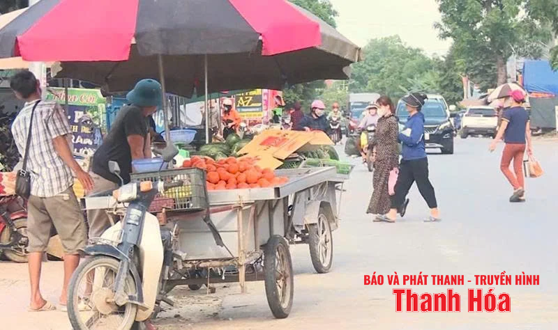 Nỗi lo chợ “tự phát” dọc quốc lộ