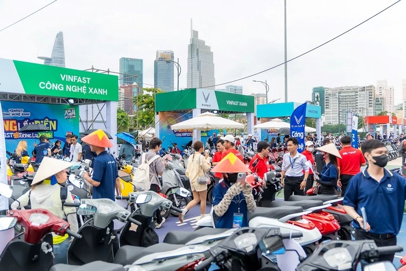 Người dân TP.HCM chen chân “đổi xe xăng lấy xe điện” tại VinFast Xanh Fest Icon