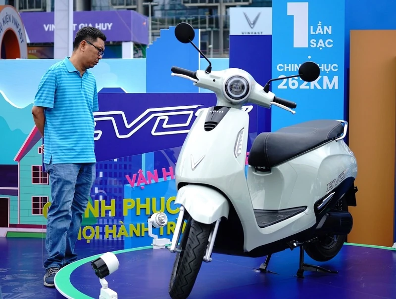 Người dân TP.HCM chen chân “đổi xe xăng lấy xe điện” tại VinFast Xanh Fest Icon