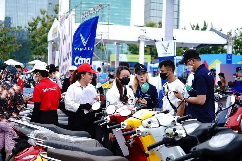 Người dân TP.HCM chen chân “đổi xe xăng lấy xe điện” tại VinFast Xanh Fest Icon