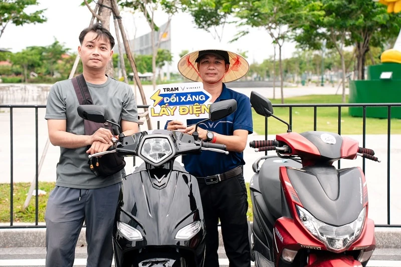 Người dân TP.HCM chen chân “đổi xe xăng lấy xe điện” tại VinFast Xanh Fest Icon