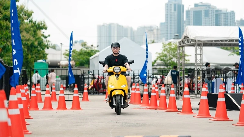 Người dân TP.HCM chen chân “đổi xe xăng lấy xe điện” tại VinFast Xanh Fest Icon