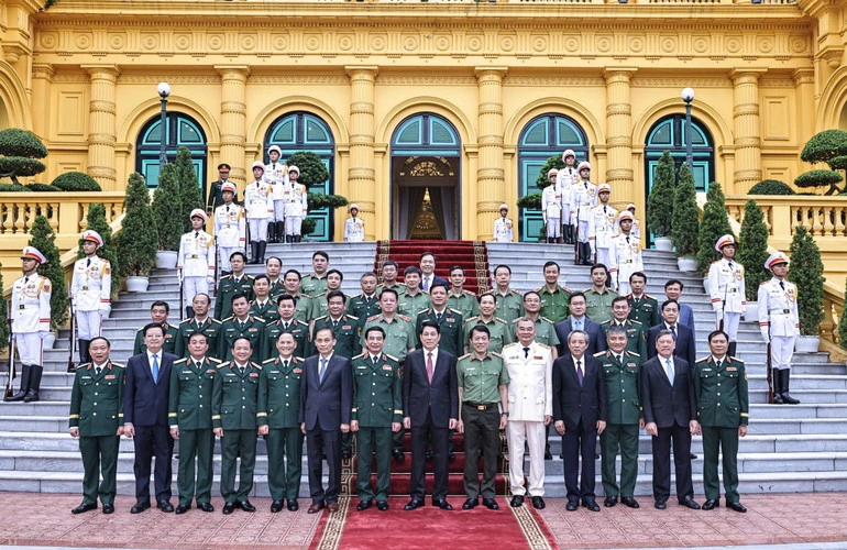 Chủ tịch nước Lương Cường trao quyết định thăng quân hàm, cấp bậc hàm cho sĩ quan cấp cao Quân đội và Công an
