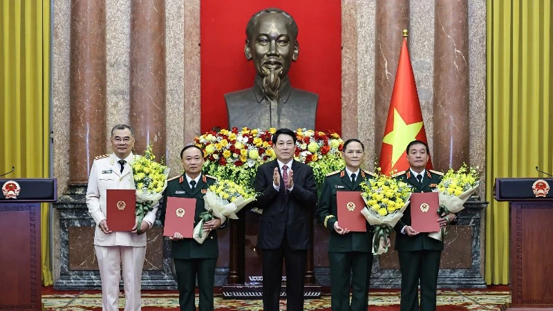 Chủ tịch nước Lương Cường trao quyết định thăng quân hàm, cấp bậc hàm cho sĩ quan cấp cao Quân đội và Công an