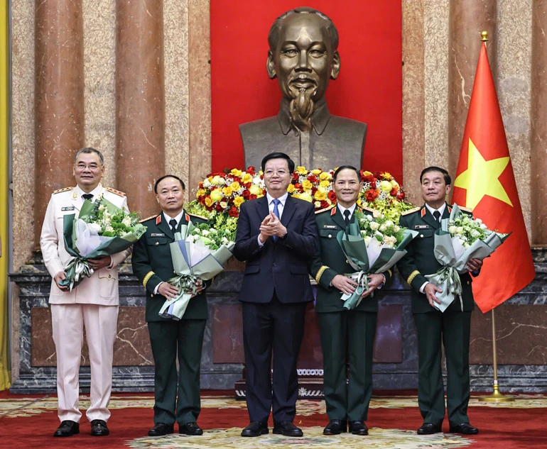 Chủ tịch nước Lương Cường trao quyết định thăng quân hàm, cấp bậc hàm cho sĩ quan cấp cao Quân đội và Công an