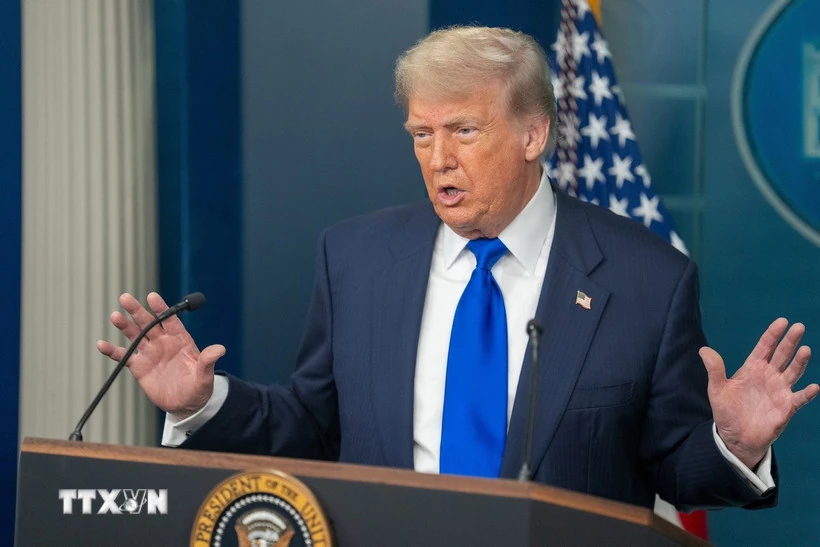 Tổng thống Donald Trump tuyên bố giữ nguyên hạn áp thuế 1/8