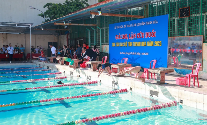 265 vận động viên tham gia Giải bơi, lặn cứu đuối