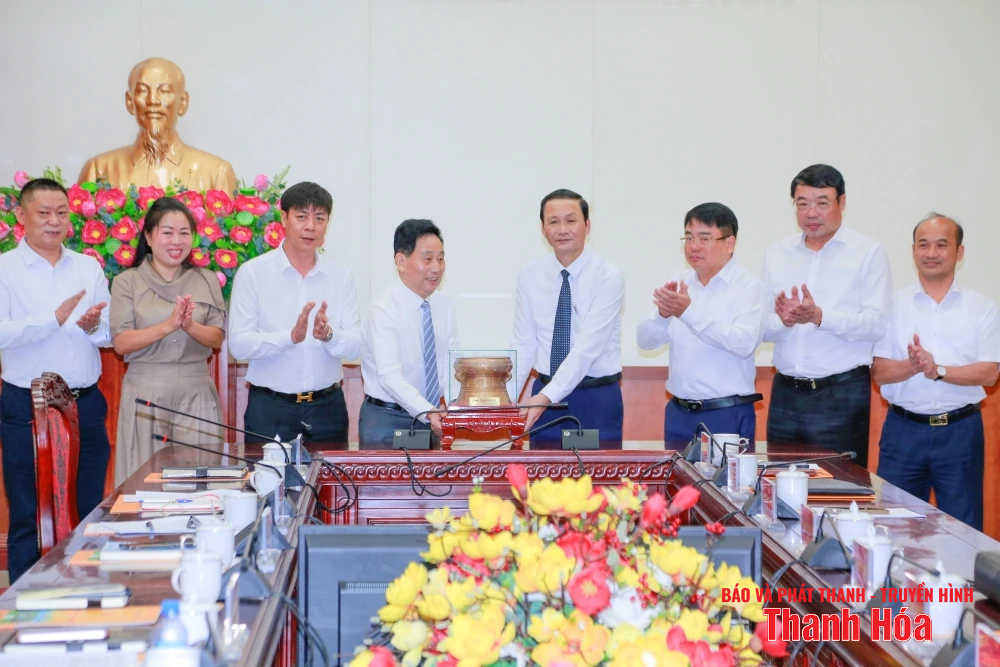 Chủ tịch UBND tỉnh Đỗ Minh Tuấn làm việc với Công ty CP gốm sứ Hoa Liên Hồ Nam