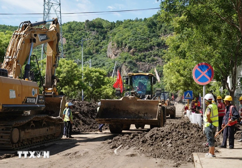 Trung Quốc: Bắc Kinh báo động đỏ về mưa lũ, tạm dừng nhiều hoạt động